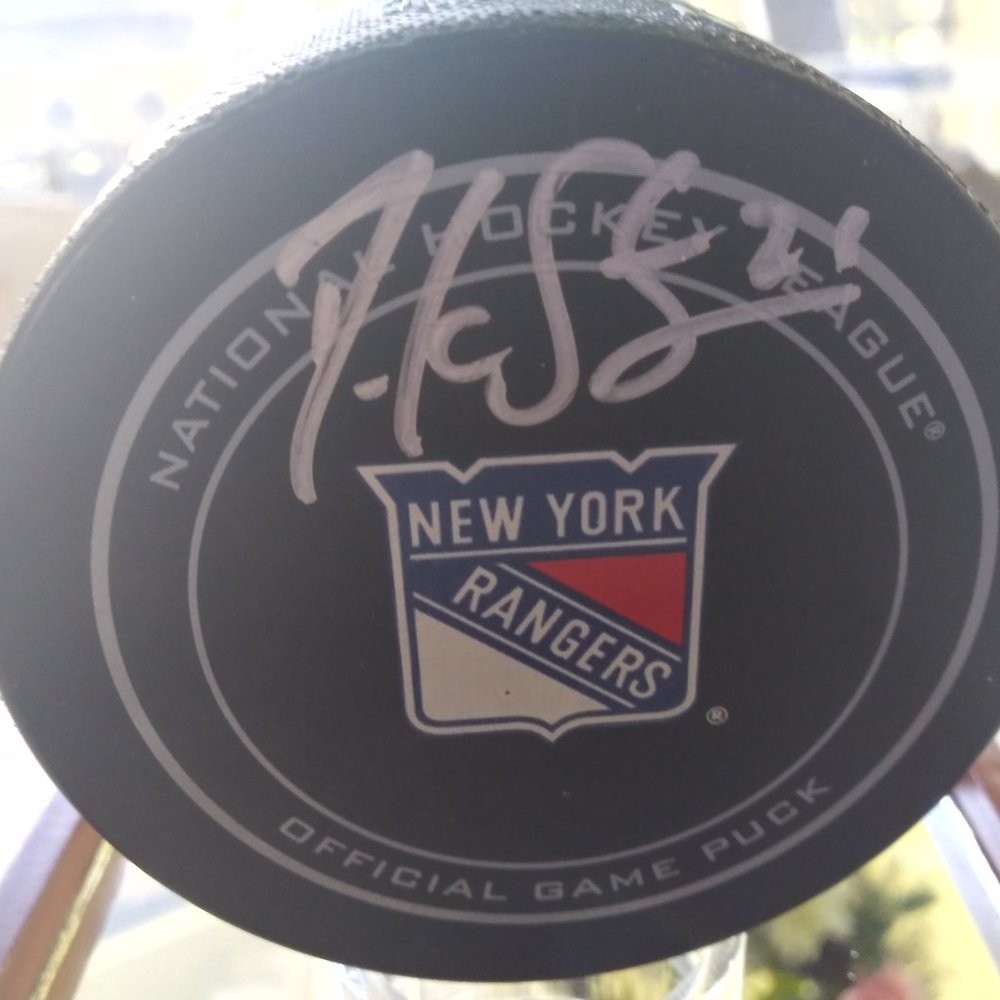 Derek Stepan #21 NY Rangers signed puck with glass case